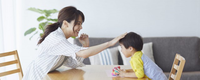 不专注怎么教育幼儿的孩子 不专注怎么教育幼儿的孩子如何教育