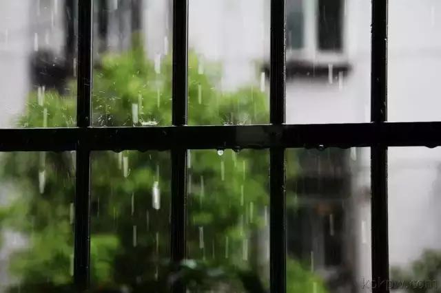 看城市在下雨，而我在想你