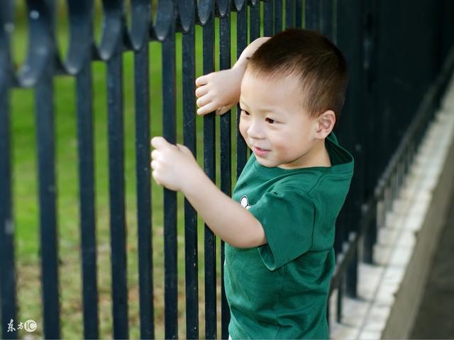 暑假回婆家看孩子，却发现我的孩子在田里干活，而小叔家的孩子却在家吹着风扇